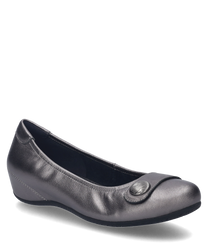El zapato de bailarina en color basalto destaca por su elegante material liso. Una característica especial es el botón decorativo en la parte superior que le da un toque estiloso al zapato.