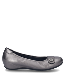 El zapato de bailarina en color basalto destaca por su elegante material liso. Una característica especial es el botón decorativo en la parte superior que le da un toque estiloso al zapato.