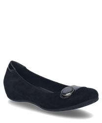 Zwarte ballerina met elastiek gemaakt van zacht suede. De schoen heeft een glanzend detail aan de voorkant dat een elegante accent geeft.
