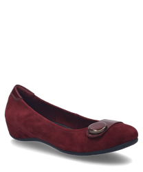 Elegant ballerina in burgundy with soft suede and shiny detail on the front. The shoe features a practical elastic band closure for optimal support.