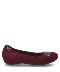Elegant ballerina in burgundy with soft suede and shiny detail on the front. The shoe features a practical elastic band closure for optimal support.