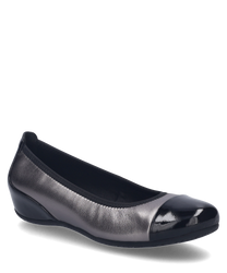Elegant ballerina shoe in black combination with a glossy patent leather toe cap. The shoe has no closure and a soft black lining for high wearing comfort.