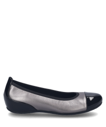 Elegant ballerina shoe in black combination with a glossy patent leather toe cap. The shoe has no closure and a soft black lining for high wearing comfort.
