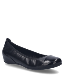 An elegant black ballerina shoe made of glossy leather without a closure. The shoe features a rounded toe and a subtle lift at the heel for added comfort.