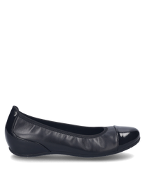 An elegant black ballerina shoe made of glossy leather without a closure. The shoe features a rounded toe and a subtle lift at the heel for added comfort.