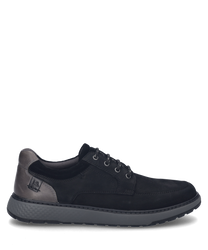 La sneaker est fabriquée en cuir lisse noir avec des accents gris et dispose d'un laçage. La semelle est épaisse et structurée ce qui donne à la chaussure un look moderne et un confort supplémentaire.