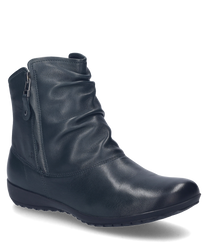 Il stivaletto nel colore abete è realizzato in pelle di alta qualità e dispone di una pratica cerniera laterale. La scarpa si distingue per la sua elegante arricciatura sulla tomaia e la suola liscia e antiscivolo.