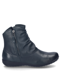 Il stivaletto nel colore abete è realizzato in pelle di alta qualità e dispone di una pratica cerniera laterale. La scarpa si distingue per la sua elegante arricciatura sulla tomaia e la suola liscia e antiscivolo.