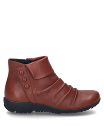 La botte en couleur rubis est en cuir lisse et dispose d'une fermeture éclair pratique. Les détails décoratifs des boutons sur le côté et l'aspect légèrement froncé du cuir sont particulièrement remarquables.