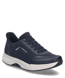 De donkerblauwe sneaker is gemaakt van een ademende stof en heeft een praktische elastische sluiting. De witte zool biedt een mooi contrast en zorgt voor extra comfort.