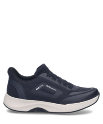 De donkerblauwe sneaker is gemaakt van een ademende stof en heeft een praktische elastische sluiting. De witte zool biedt een mooi contrast en zorgt voor extra comfort.