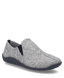 De lichtgrijze pantoffel is gemaakt van zacht viltmateriaal en heeft een praktische elastische band. De schoen biedt een comfortabele pasvorm en een antislipzool voor veilige grip op gladde vloeren.