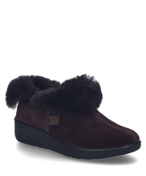Une pantoufle en velours de couleur aubergine sans fermeture. La chaussure a un col en fausse fourrure pour un confort supplémentaire.