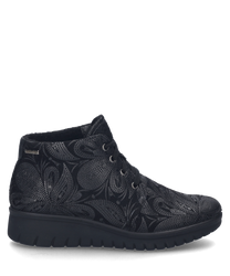 La chaussure noire se distingue par son élégant motif paisley et est fabriquée à partir de matériaux de haute qualité. La chaussure est dotée d'un laçage et d'une semelle robuste qui offre un confort supplémentaire.