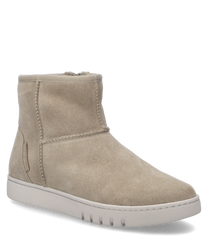 La bota de color arena está hecha de un material suave y texturizado y cuenta con una práctica cremallera en el costado. El zapato tiene una suela plana y clara con un ligero perfil para mayor agarre.
