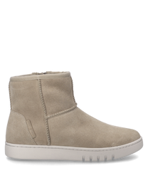 La bota de color arena está hecha de un material suave y texturizado y cuenta con una práctica cremallera en el costado. El zapato tiene una suela plana y clara con un ligero perfil para mayor agarre.