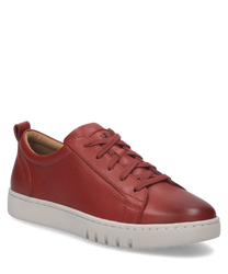 Sneaker w kolorze hibiskusa zachwyca gładką wysokiej jakości skórą oraz sznurowaniem zapewniającym optymalne wsparcie. Biała profilowana podeszwa nadaje butowi nowoczesny i sportowy wygląd.