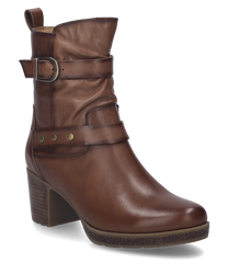 Damenstiefel in Cognac mit Reißverschluss und Schnalle gefertigt aus glattem Leder. Der Stiefel hat einen mittelhohen Absatz und dekorative Nieten an der Seite.