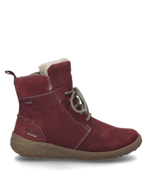 De pruimenkleurige laars van suede heeft een vetersluiting en een robuuste zool. Hij is voorzien van lichte stiksels en een knus binnenfutter dat voor warmte zorgt.