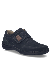 Scarpa bassa in pelle scamosciata nera con chiusura in velcro. Dettagli di cucitura visibili e tallone rinforzato per maggiore supporto.