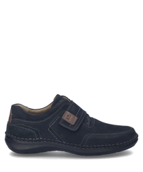 Scarpa bassa in pelle scamosciata nera con chiusura in velcro. Dettagli di cucitura visibili e tallone rinforzato per maggiore supporto.