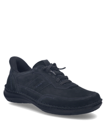 Scarpa bassa di colore nero con allacciatura classica. Realizzata in pelle scamosciata presenta cuciture a vista per un tocco di stile.