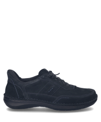 Scarpa bassa di colore nero con allacciatura classica. Realizzata in pelle scamosciata presenta cuciture a vista per un tocco di stile.