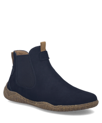 Bottines en cuir bleu marine avec fermeture éclair dotées d'une semelle en caoutchouc texturée marron. Le design épuré et moderne est accentué par des élastiques latéraux pour un ajustement confortable.