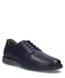 Donkerblauwe leren lage schoen met vetersluiting. De schoen heeft een gladde afwerking en een stevige zwarte zool voor extra comfort.