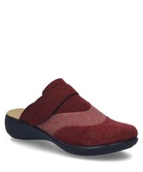 Een bordeaux-multi pantoffel met klittenbandsluiting gemaakt van zacht viltmateriaal. De schoen heeft een ergonomische zool en biedt comfortabele ondersteuning.