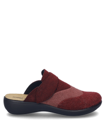 Een bordeaux-multi pantoffel met klittenbandsluiting gemaakt van zacht viltmateriaal. De schoen heeft een ergonomische zool en biedt comfortabele ondersteuning.