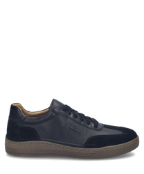 Chaussures basses en cuir noir avec laçage. Design élégant avec semelle marron et détails en daim pour un style moderne et confortable.