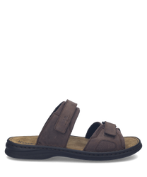 Sandales en cuir marron avec fermeture Velcro. Semelle intérieure douce et semelle extérieure noire pour un confort optimal.