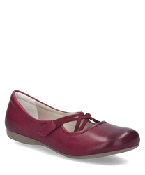 Rote Ballerina aus Glattleder mit Klettverschluss. Elegantes Design mit runden Kanten und flacher Sohle für komfortables Tragen.