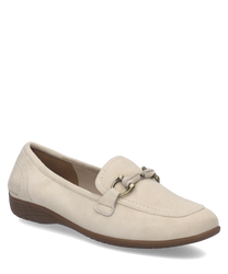 Balerinas de material beige con diseño simple y elegante. Cuentan con una banda elástica para un ajuste cómodo y suela marrón clara para un fácil caminar.