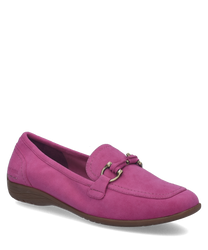 Die Ballerina ist aus weichem Wildleder in leuchtendem Pink gefertigt. Sie verfügt über einen praktischen Gummizugverschluss und eine flache Sohle für bequemen Tragekomfort.