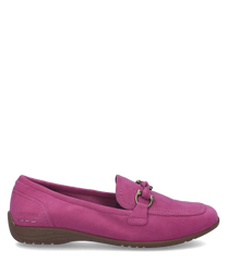 Die Ballerina ist aus weichem Wildleder in leuchtendem Pink gefertigt. Sie verfügt über einen praktischen Gummizugverschluss und eine flache Sohle für bequemen Tragekomfort.