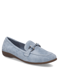 The product is a light blue Ballerina shoe made from soft suede material. It features an elastic band closure for a snug fit and a discreet logo on the side.