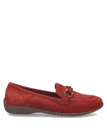 Balerinas rojas de gamuza con banda elástica. Diseño cómodo con suela marrón y detalles metálicos en el empeine.