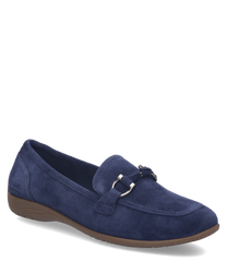 Elegante Ballerina aus weichem blauen Wildleder mit Gummizug für optimalen Halt. Schlichter Stil mit zierlichem Riemen und silbernen Details.