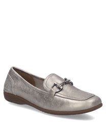 The ballerina shoe features a sleek metallic silver finish with a comfortable elastic band for easy wear. Its smooth leather material and subtle stitching provide a sophisticated look ideal for casual or formal occasions.