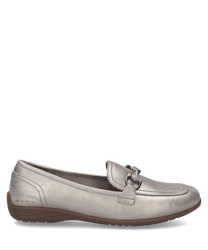 The ballerina shoe features a sleek metallic silver finish with a comfortable elastic band for easy wear. Its smooth leather material and subtle stitching provide a sophisticated look ideal for casual or formal occasions.