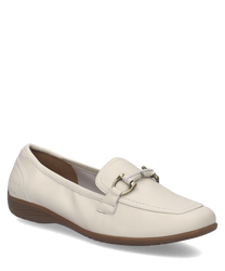 Balerinas de material beige con banda elástica para un ajuste cómodo. Su diseño elegante incluye detalles decorativos dorados en la parte delantera.