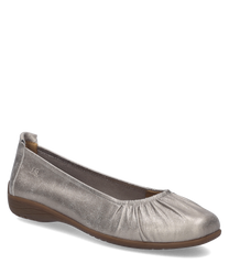 Ballerines élégantes avec une finition métallisée argentée et une bande élastiquée pour un ajustement confortable. Semelle extérieure brune discrète et détails froncés subtils pour un style raffiné et moderne.