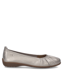 Ballerines élégantes avec une finition métallisée argentée et une bande élastiquée pour un ajustement confortable. Semelle extérieure brune discrète et détails froncés subtils pour un style raffiné et moderne.