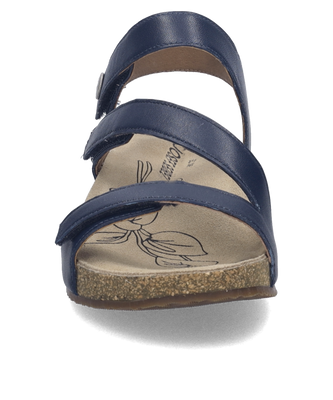 Sandalias de color azul marino con cierre de velcro. Suela de corcho con plantilla ergonómica para mayor comodidad.