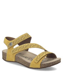 Sandalo giallo con chiusura in velcro. Realizzato in pelle traforata su suola in sughero.