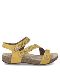 Sandalo giallo con chiusura in velcro. Realizzato in pelle traforata su suola in sughero.