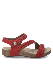 Sandalias rojas con cierre de velcro. Hechas de material sintético con diseño perforado y suela de corcho.