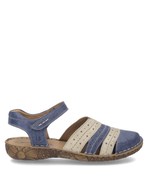 Blau en beige sandaal met verstelbare klittenbandsluiting. Gemaakt van leer met geperforeerde details en een comfortabele bruine zool.